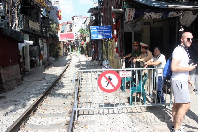 Barie, hệ thống biển báo được lắp đặt ngăn chặn tình trạng mất an toàn giao thông tại Phố cà phê đường tàu