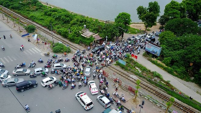 Tình trạng ùn tắc giao thông thường xuyên xảy ra tại tuyến đường Nguyễn Hữu Thọ (Ảnh: TL)