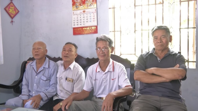 Người dân sống tại địa phương vẫn mòn mỏi chờ... đường.