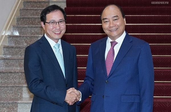 Thủ tướng Nguyễn Xuân Phúc và ông Choi Joo Ho, Tổng giám đốc Tổ hợp Samsung tại Việt Nam. Ảnh: VGP