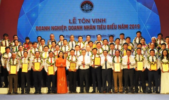 53 doanh nghiệp, doanh nhân tiêu biểu được tôn vinh năm 2019. Ảnh báo hà tĩnh