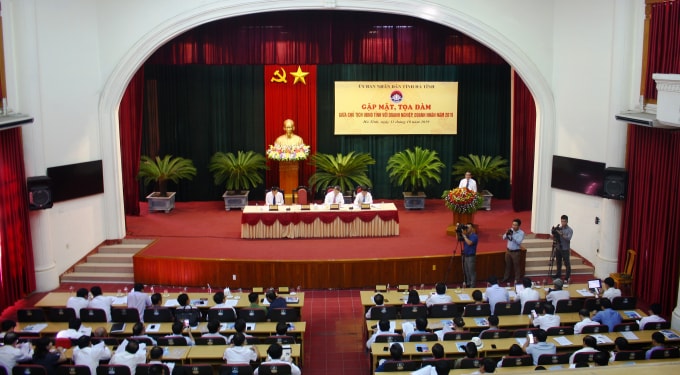 Quang cảnh buổi gặp mặt, tọa đàm giữa chính quyền với doanh nghiệp, doanh nhân trên địa bàn tỉnh Hà Tĩnh. Ảnh PV