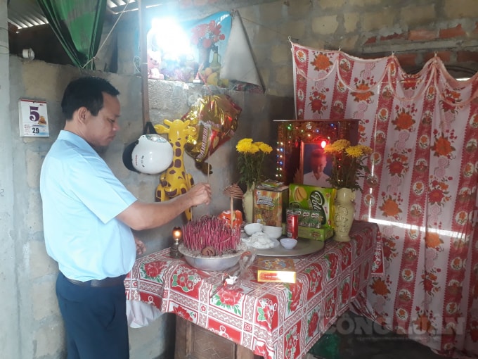 Nhà Báo Nguyễn quang Tám, Trưởng đại diện báo PLVN tại Quảng Bình, Quảng Trị, Thừa Thiên Huế thắp hương cho cháu Trung. (Anh: Cái Văn Long)