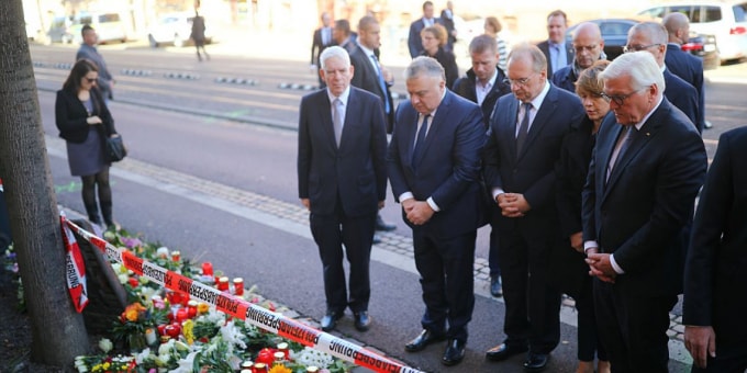 Tổng thống Đức Frank-Walter Steinmeier tới hiện trường tưởng niệm các nạn nhân của vụ xả súng. Ảnh: Reuters