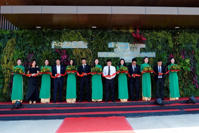 Nghi thức cắt băng tại Lễ khai trương Trung tâm BĐS Novaland tại dự án Aqua City, Đồng Nai.