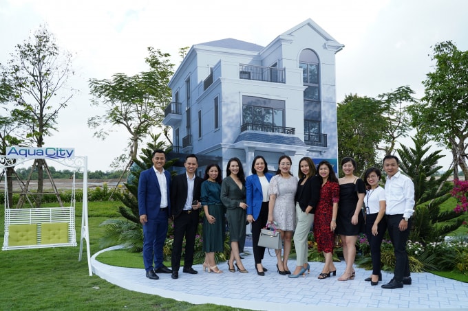 Ca sĩ Kỳ Phương Uyên chụp hình cùng đại diện Navaland và Khách hàng.