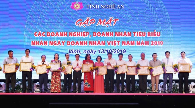 Và trao Bằng khen của Chủ tịch UBND tỉnh cho 15 doanh nghiệp có nhiều đóng góp tích cực cho cộng đồng doanh nghiệp, góp phần phát triển kinh tế - xã hội của tỉnh năm 2019. Ảnh báonghean