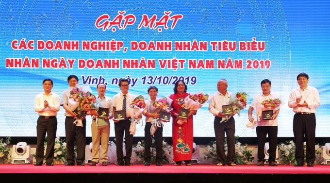 Bí thư Tỉnh ủy Nghệ An Nguyễn Đắc Vinh và Chủ tịch UBND tỉnh Thái Thanh Quý tặng hoa chúc mừng các hiệp hội doanh nghiệp trên địa bàn tỉnh. Ảnh báonghean