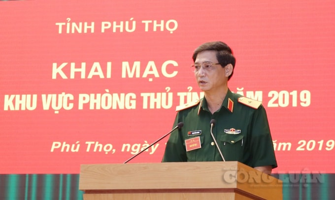Thiếu tướng Phạm Hồng Chương, Tư lệnh Quân khu 2, Trưởng Ban Chỉ đạo diễn tập KVPT các tỉnh của Quân khu phát biểu tại Hội nghị.