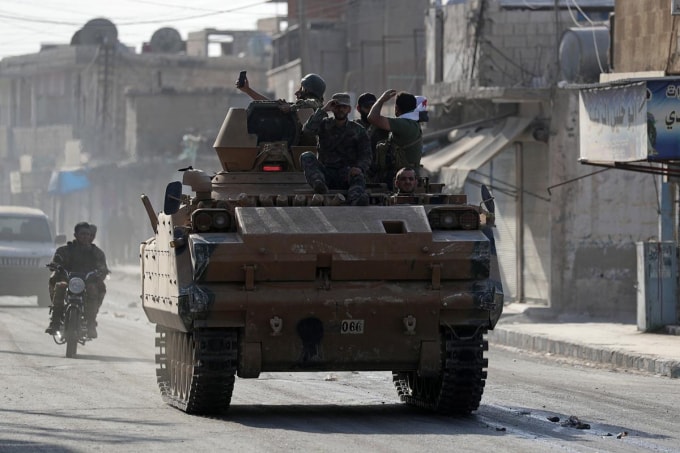 Lực lượng phiến quân do Thổ Nhĩ Kỳ hậu thuẫn tại thành phố Tal Abyad, Syria. Ảnh: Reuters