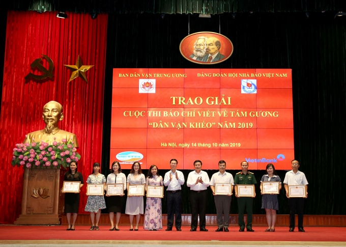 Đồng chí Võ Văn Thưởng - Ủy viên Bộ Chính trị, Bí thư Trung ương Đảng, Trưởng Ban Tuyên giáo Trung Ương và đồng chí Nguyễn Xuân Thắng, Bí thư Trung ương Đảng, Chủ tịch Hội đồng Lí luận Trung ương, Giám đốc Học viện Chính trị quốc gia Hồ Chí Minh trao bằng khen cho các tác giả đoạt giải. Ảnh: Sơn Hải