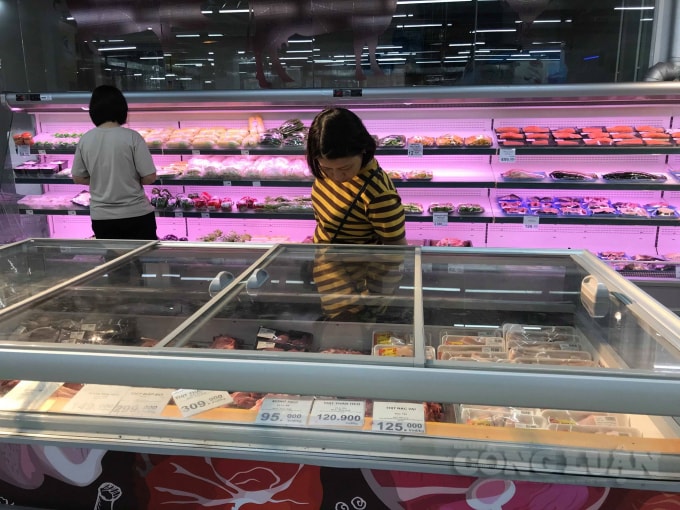 Hình ảnh người tiêu dùng đắn đo mua hàng khi giá thịt lợn tăng tại siêu thị Q. Mart. Ảnh: Thu Thủy