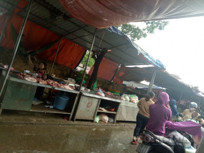 Một quầy thịt lợn tại chợ Minh Khai đang chào khách. Ảnh: Lương Minh