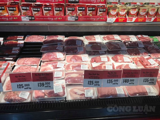 Các loại thịt lợn đều đồng loạt tăng giá tại siêu thị Q. Mart ngày 13/10. Ảnh: Thu Thủy.