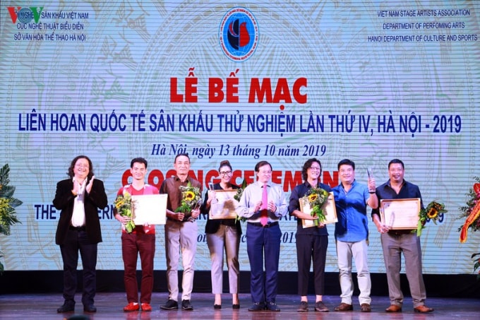 Ban tổ chức trao Huy chương Vàng cho đại diện 4 vở diễn xuất sắc nhất. Ảnh: vov.vn