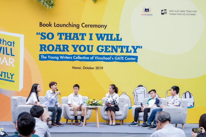 Nhóm tác giả giao lưu cùng độc giả trong buổi ra mắt cuốn sách “So That I Will Roar You Gently”.