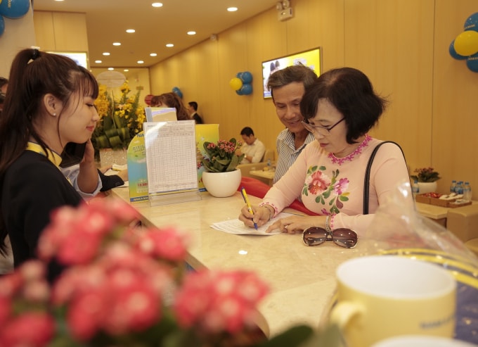 Những khách hàng đầu tiên giao dịch tại Nam A Bank Long Khánh.