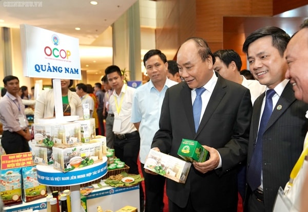 Thủ tướng Nguyễn Xuân Phúc thăm các gian hàng bên lề Hội nghị. Ảnh: VGP