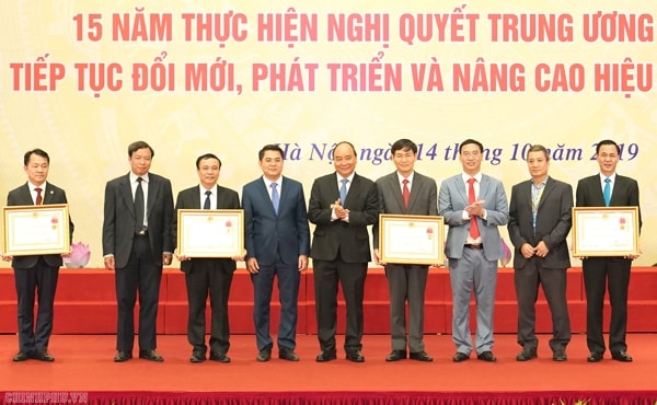 Thủ tướng Nguyễn Xuân Phúc trao Huân chương Lao động hạng Ba cho các HTX. Ảnh: VGP