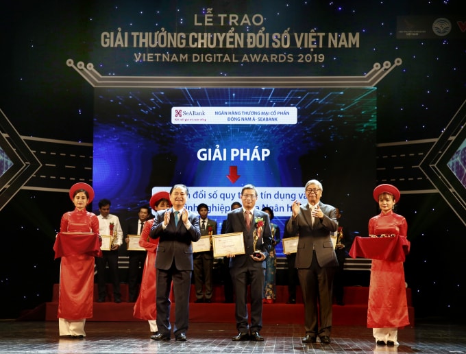 Đại diện SeABank nhận giải thưởng.