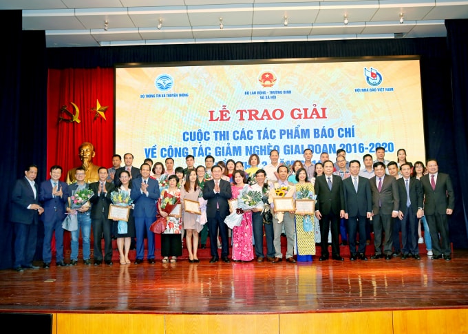 Các đại biểu khách mời chụp ảnh lưu niệm cùng các tác giả, nhóm tác giả đoạt giải. Ảnh: Sơn Hải