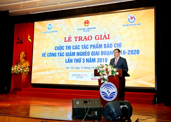 Đồng chí Vương Đình Huệ, Uỷ viên Bộ Chính trị, Phó Thủ tướng Chính phủ, Trưởng Ban Chỉ đạo Trung ương các Chương trình mục tiêu quốc gia giai đoạn 2016 – 2020 phát biểu tại lễ trao giải. Ảnh: Sơn Hải