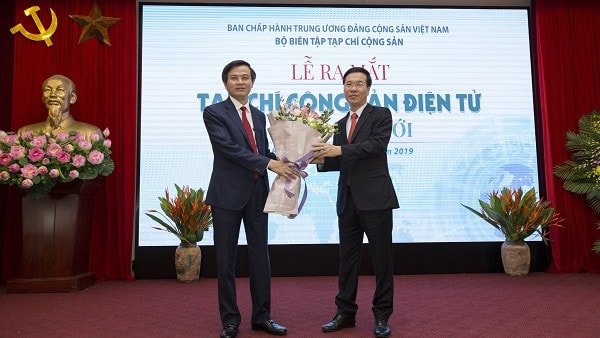 Ủy viên Bộ Chính trị, Bí thư Trung ương Đảng, Trưởng Ban Tuyên giáo Trung ương Võ Văn Thưởng tặng hoa chúc mừng Tạp chí Cộng sản.