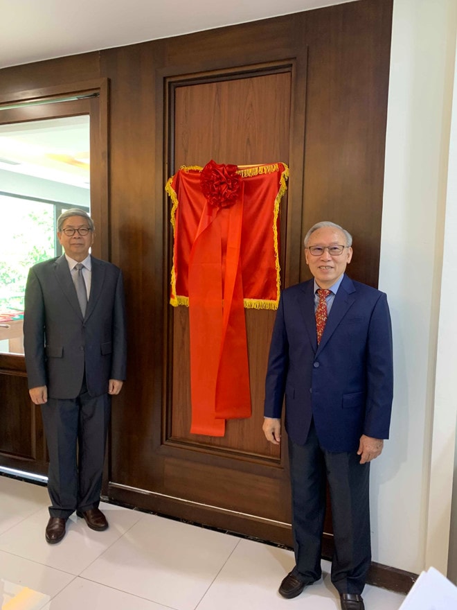 Thượng tướng Nguyễn Văn Hưởng (phải) và GS Đặng Vũ Minh - nguyên Chủ tịch Viện Khoa học và Công nghệ Việt Nam, trong lễ khai trương thư viện. Ảnh P.T
