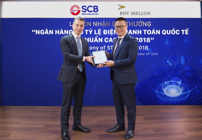 Đại diện SCB, Ông Nguyễn Đức Hiếu - Phó TGĐ Phụ trách Khối Kinh doanh tiền tệ (bên phải) nhận giải thưởng từ đại diện Ngân hàng BNY Mellon - Ông Arnon Goldstein - GĐ Quan hệ khách hàng Khu vực Châu Á Thái Bình Dương về Kinh doanh tiền tệ.