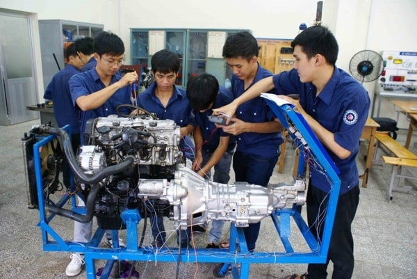 Học viên Trường Cao đẳng nghề Thành phố Hồ Chí Minh thực hành tay nghề sửa chữa ô tô. Ảnh: TL