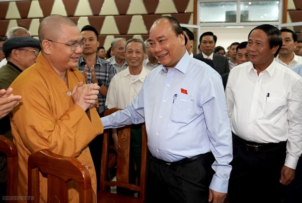 Thủ tướng Nguyễn Xuân Phúc với cử tri huyện Thủy Nguyên, thành phố Hải Phòng. Ảnh: VGP