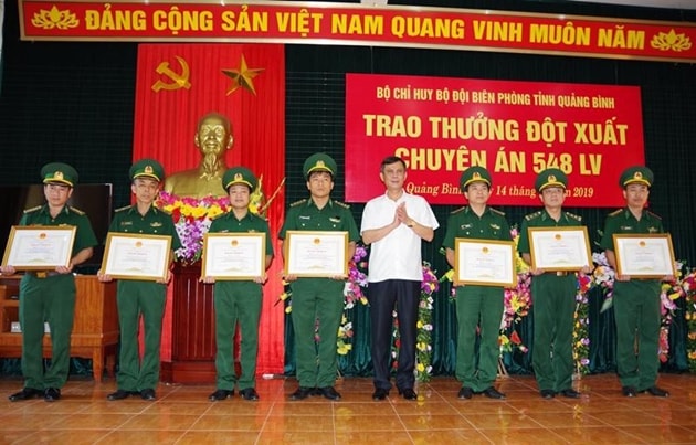 Phó Bí thư Thường trực Tỉnh ủy Quảng Bình Trần Thắng trao tặng Bằng khen của Chủ tịch UBND tỉnh cho 2 tập thể và 6 cá nhân. Ảnh C.A