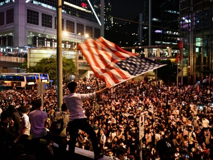 Người biểu tình tại Hong Kong vẫy cờ Mỹ. Ảnh: GI