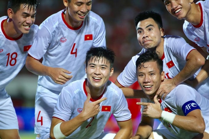 Duy Mạnh và các đồng đội ăn mừng bàn thắng mở tỷ số. Ảnh: Phong Thắng