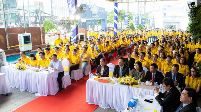 Đông đảo cán bộ nhân viên Nam A Bank đến cổ vũ cho các thí sinh tại chung kết.