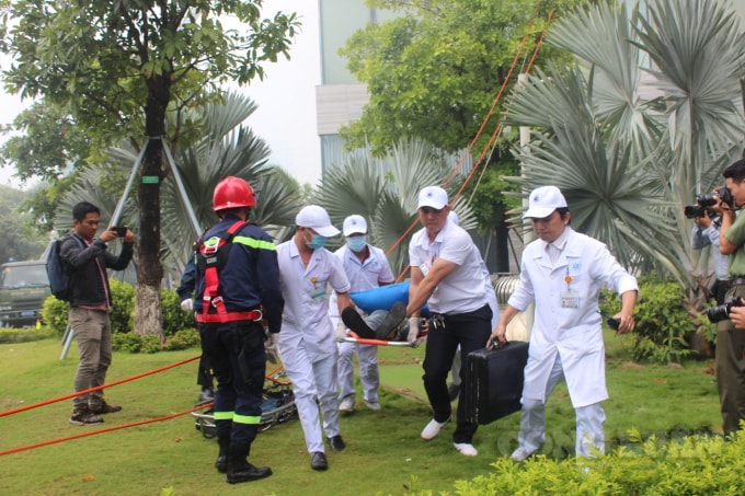 Sau ít phút, lực lượng, phương tiện tìm kiếm CNCH của Công an TP Đà Nẵng lập tức có mặt, tổ chức chữa cháy, tìm kiếm CNCH; tiến hành sơ cấp cứu ban đầu và chuyển thương. Ban chỉ huy chữa cháy được thành lập để lên phương án dập tắt dám cháy một cách nhanh nhất. Đồng thời, các đơn vị phối hợp chi viện của TP Đà Nẵng được huy động đầy đủ và chuẩn bị sẵn sàng triển khai theo phương án PCCC&CHCN. Đây là giai đoạn chính, tổ chức thoát nạn và tìm kiếm CNCH.