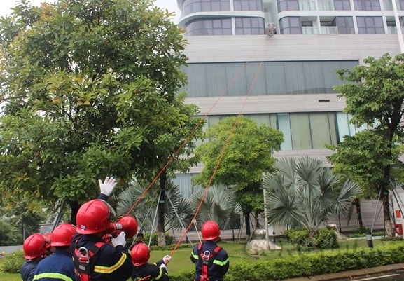Phát biểu tại cuộc diễn tập, Thiếu tướng Nguyễn Duy Ngọc – Thứ trưởng Bộ Công an đã ghi nhận năng lực điều hành, công tác phối hợp, tinh thần khắc phục khó khăn của Cục Cảnh sát PCCC&CHCN, CA TP Đà Nẵng và các lực lượng liên quan. Đồng thời, Thứ trưởng đề nghị sau cuộc diễn tập hôm nay các đơn vị liên quan cần tiến hành đánh giá tổng kết, rút kinh nghiệm để thực hiện tốt công tác xử lý những tình huống cháy nổ, tai nạn, sự cố phức tạp.