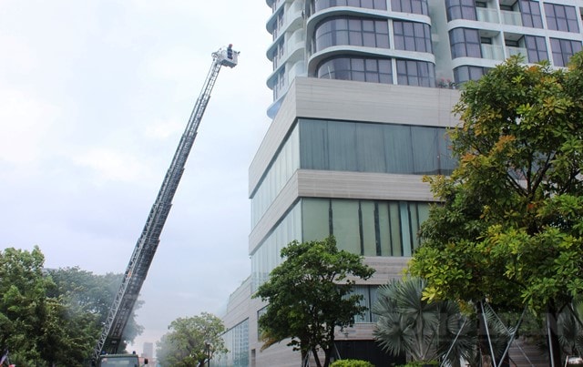 Ngay lập tức, lực lượng PCCC cơ sở tiến hành tổ chức sơ tán người bị nạn và triển khai chữa cháy ban đầu. Trong quá trình này, tại TTTM, đầu bếp nhà hàng cũng quên tắt bếp gas nên tiếp tục gây cháy nổ. Hơn 300 người mắc kẹt lại trong phòng các toà nhà và phải cần được cứu hộ.