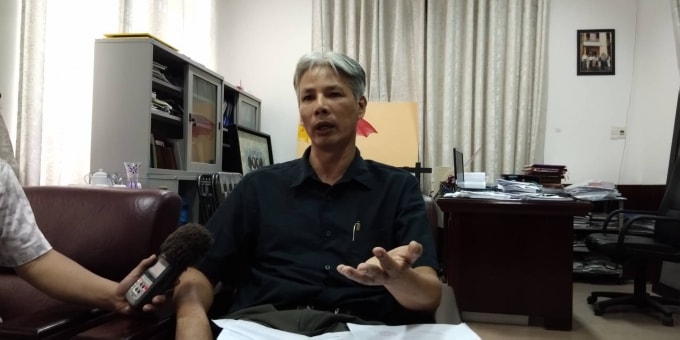 Ông Đỗ Xuân Phú, Phó hiệu trưởng Trường ĐH Nghệ thuật Huế trao đổi.