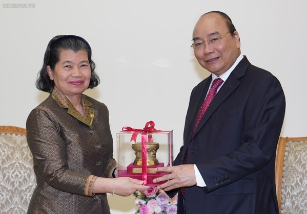 Thủ tướng Nguyễn Xuân Phúc tiếp Phó Thủ tướng Chính phủ Hoàng gia Campuchia, Bộ trưởng Bộ Quan hệ với Quốc hội - Thượng viện và Thanh tra Campuchia Men Sam An. Ảnh: VGP