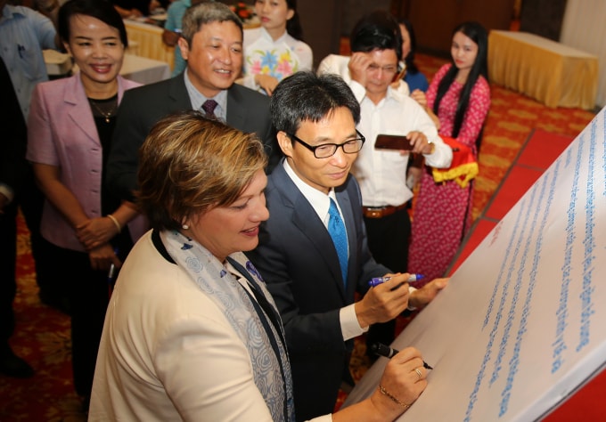 Phó Thủ tướng Vũ Đức Đam cùng đại diện UNICEF ký cam kết ủng hộ cải thiện dinh dưỡng cho bà mẹ, trẻ em Việt Nam. Ảnh: VGP