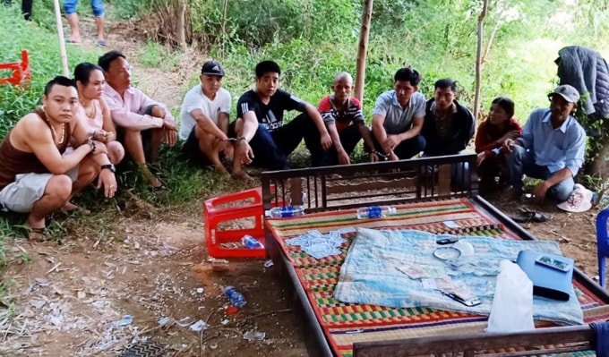 Các đối tượng bị bắt quả tang khi đang đánh bạc dưới hình thức xóc đĩa. (ảnh Công an cung cấp)