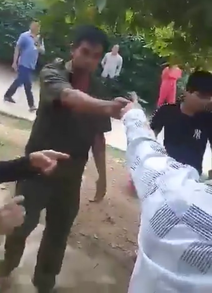 Hình ảnh Phó Công an xã Tiên Lãnh chĩa súng vào người dân gây xôn xao dư luận. (ảnh cắt từ clip)