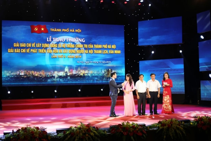 Nhà báo Phan Liên cùng Bí thư Đỗ Văn Đang và Trịnh Văn Tính giao lưu trên sân khấu Lễ Trao giải Báo chí về xây dựng Đảng và hệ thống chính trị TP Hà Nội 2019.