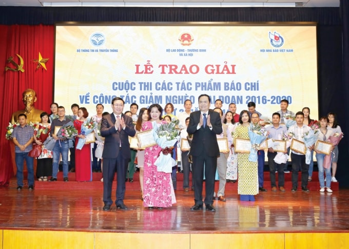 Đồng chí Vương Đình Huệ - Uỷ viên Bộ Chính trị, Phó Thủ tướng Chính phủ, Trưởng Ban Chỉ đạo Trung ương các Chương trình Mục tiêu Quốc gia giai đoạn 2016 – 2020 và đồng chí Trần Thanh Mẫn - Bí thư Trung ương Đảng, Chủ tịch Uỷ ban Trung ương Mặt trận Tổ quốc VN trao giải cho các tác phẩm đoạt giải A. Ảnh: Sơn Hải