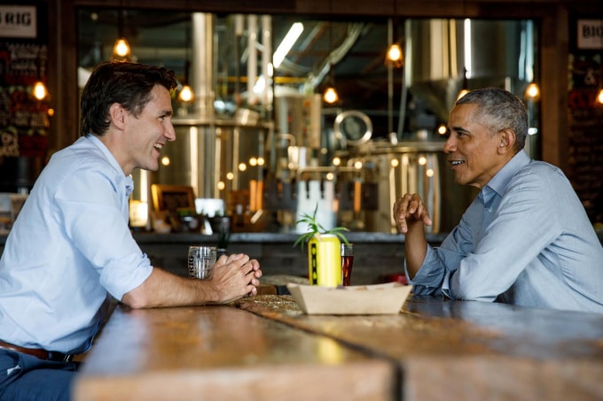 Thủ tướng Canada Justin Trudeau (trái) và cựu Tổng thống Mỹ Barack Obama cùng dùng bữa tại Ottawa. Ảnh: Reuters