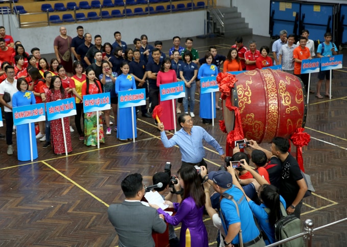 Đồng chí Tô Quang Phán, Chủ tịch Hội Nhà báo Hà Nội - Tổng Giám đốc, Tổng Biên tập Đài Phát thanh - Truyền hình Hà Nội đánh trống khai mạc Hội khỏe. Ảnh: Sơn Hải