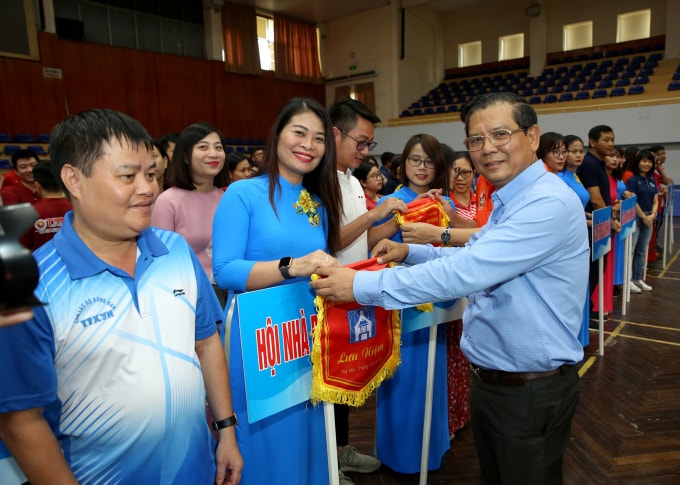 Đồng chí Tô Quang Phán, Chủ tịch Hội Nhà báo Hà Nội - Tổng Giám đốc, Tổng Biên tập Đài Phát thanh - Truyền hình Hà Nội tặng hoa và cờ lưu niệm các đơn vị tham gia Hội khỏe. Ảnh: Sơn Hải