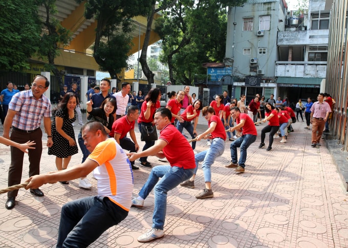 Ngay sau lễ khai mạc, các VĐV chính thức bước vào thi đấu. Trong đó, bộ môn kéo co thu hút sự cổ vũ của đông đảo khán giả tại cuộc thi. Ảnh: Sơn Hải