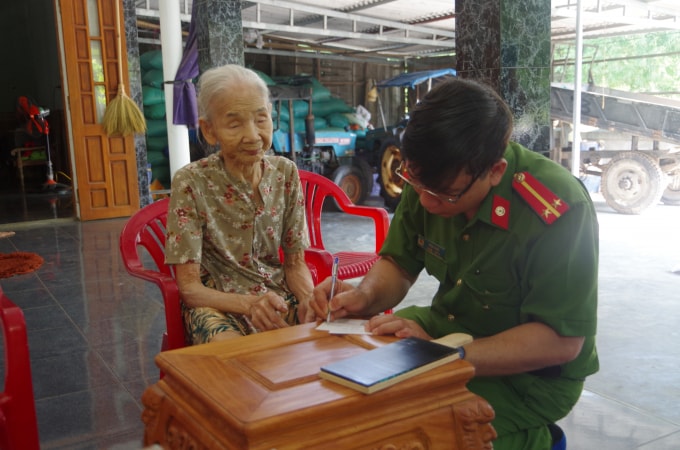 Nhiều người dân bày tỏ sự vui mừng khi được cơ quan nhà nước hỗ trợ làm thủ tục giấy tờ.